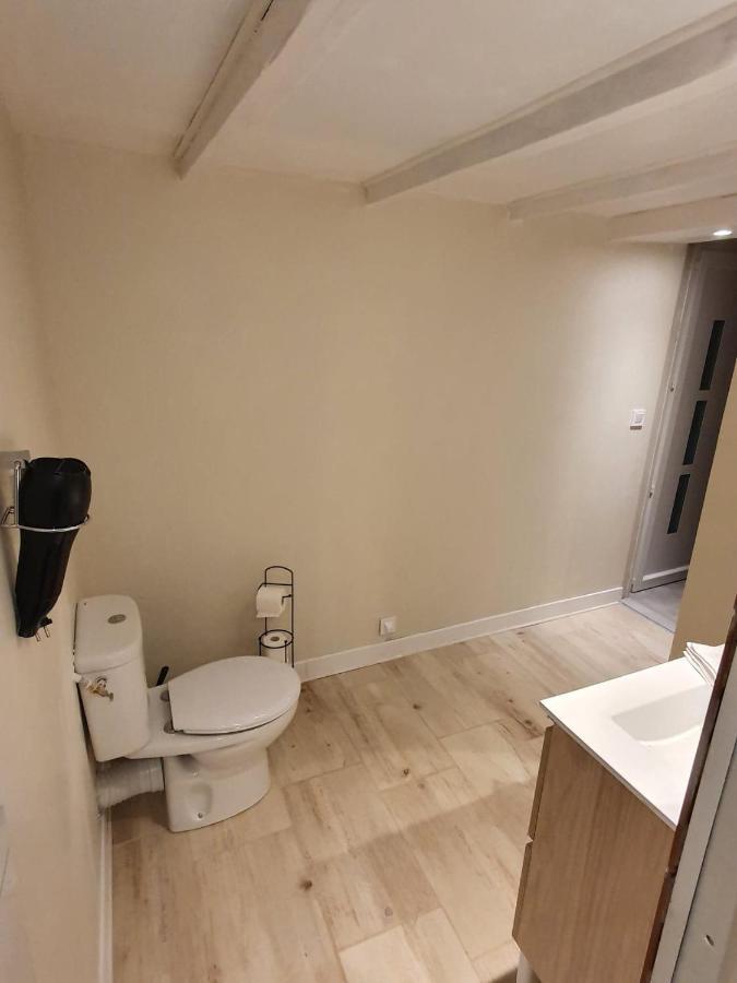 Logement Chaleureux Avec Parking Gratuit Oyre Esterno foto
