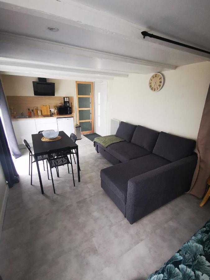 Logement Chaleureux Avec Parking Gratuit Oyre Esterno foto