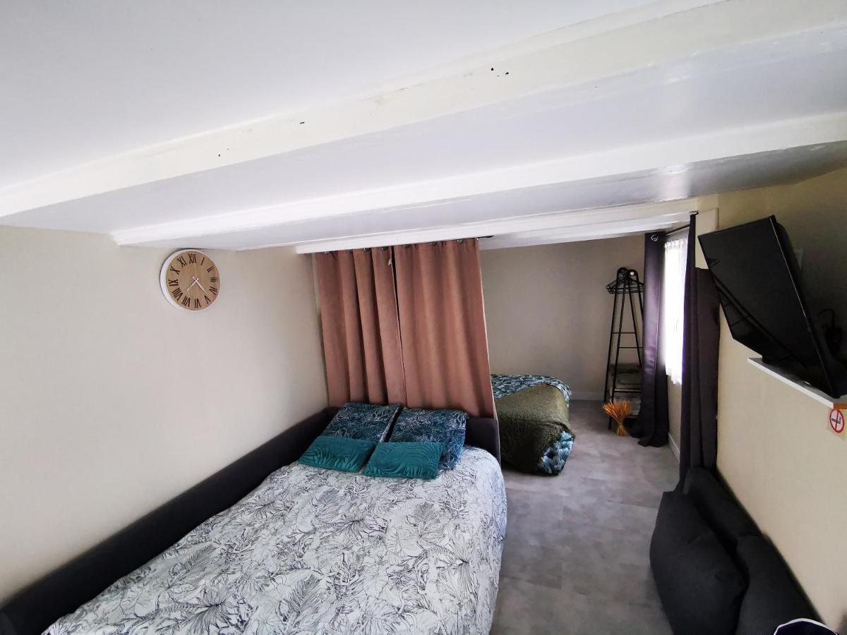 Logement Chaleureux Avec Parking Gratuit Oyre Esterno foto