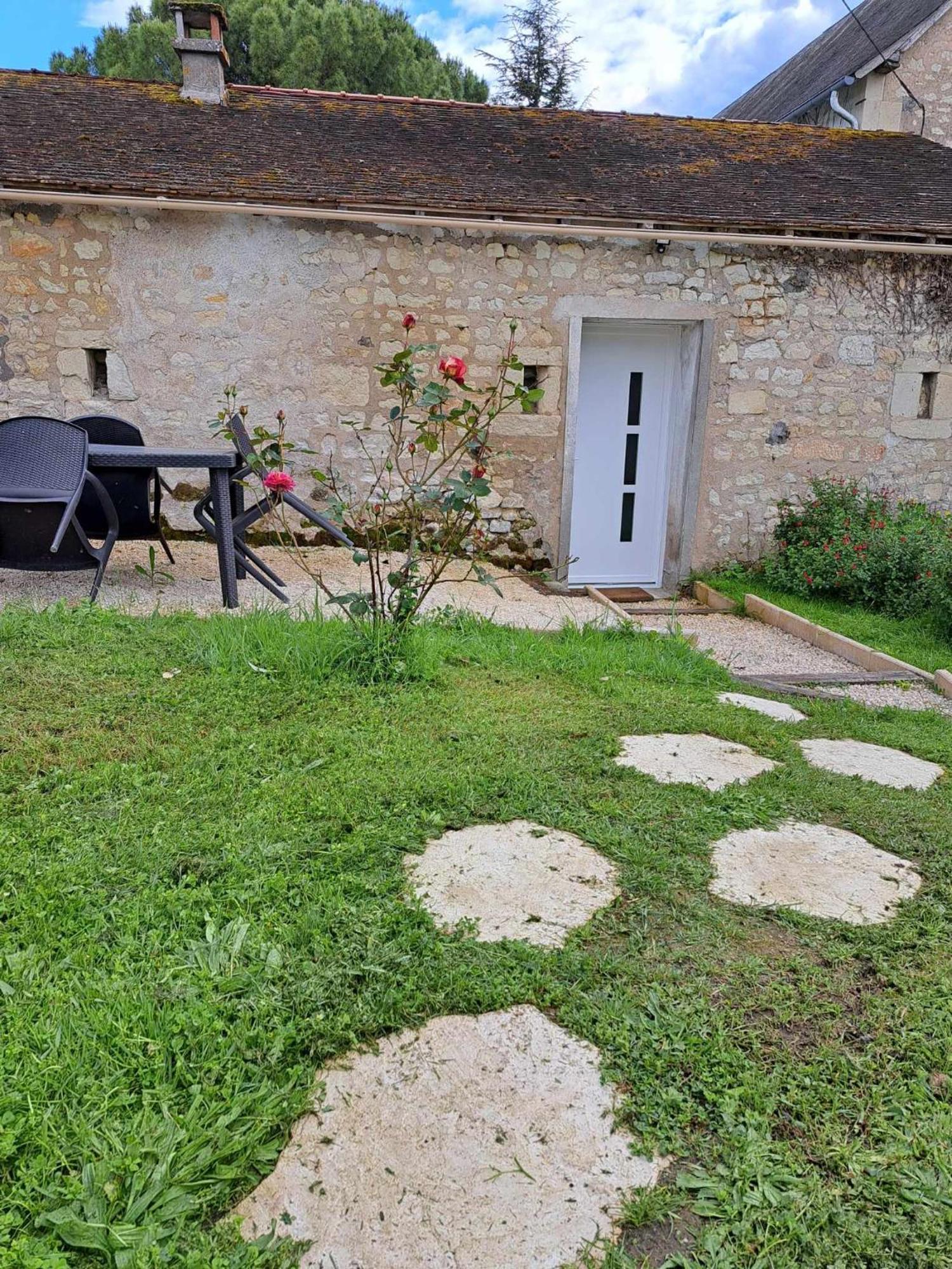 Logement Chaleureux Avec Parking Gratuit Oyre Esterno foto
